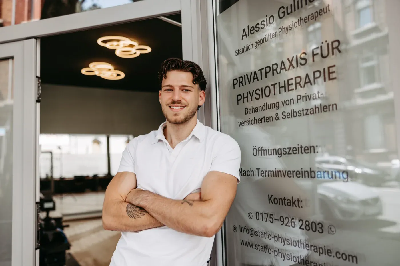 Alessio Gulino vor der Privatpraxis für Physiotherapie in Wiesbaden