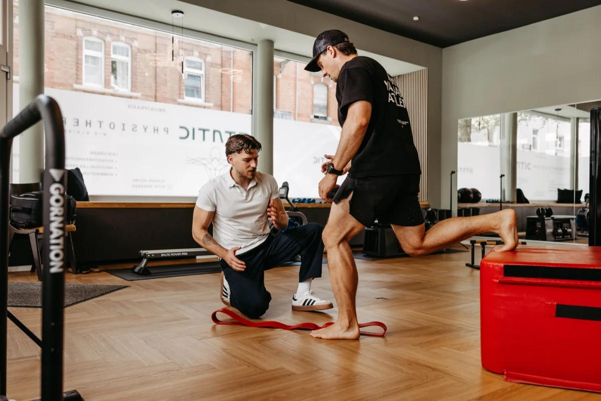 Aktives Training auf der Studiofläche von STATIC Privatpraxis für Physiotherapie in Wiesbaden
